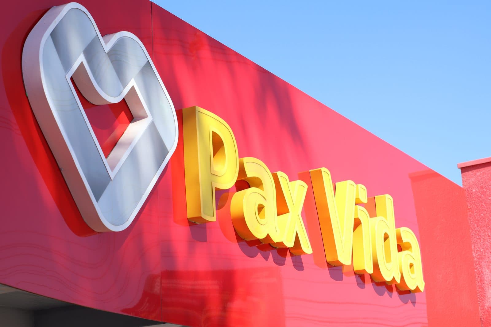 Letreiro da Pax Vida na fachada da loja em Campo Grande, com o coração da marca em relevo